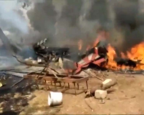 印度空軍陽光（Suryakiran）飛行表演隊兩架飛機在班加羅爾墜毀。(網圖)