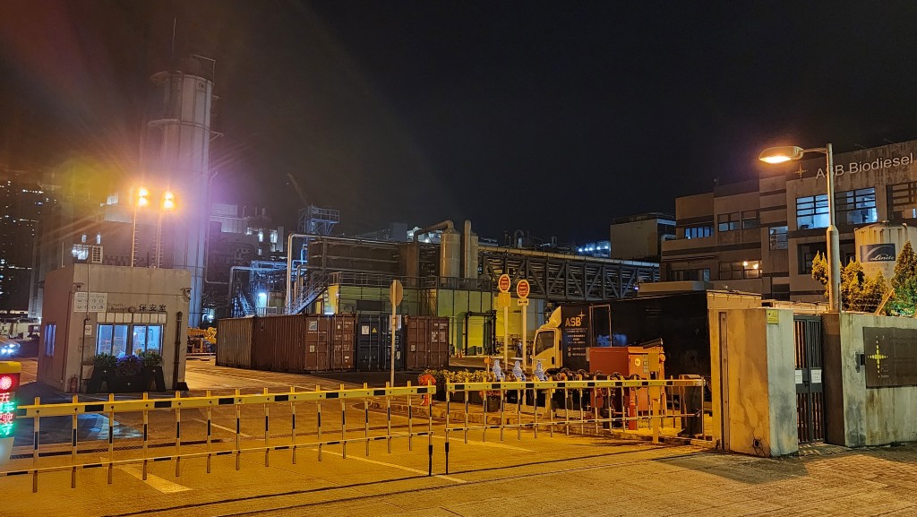 將軍澳生物柴油公司燒油期間 男職員爬梯失足墮油池 多處二級燒傷送院。黎志偉攝