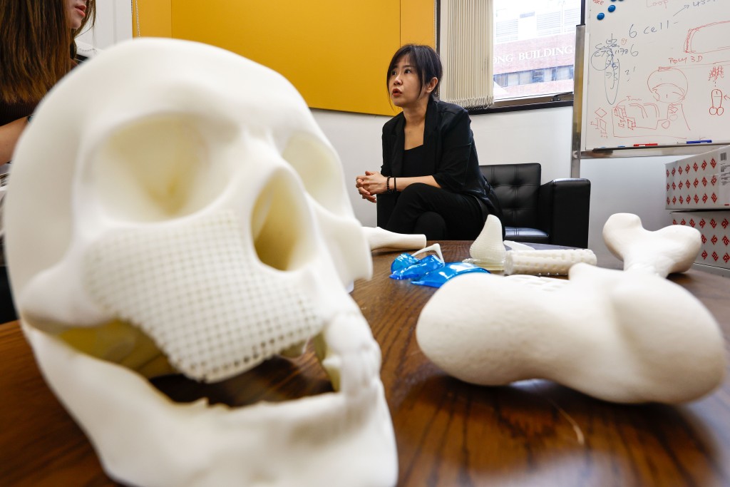 趙昕與團隊成功研發新型植骨材料，上月在海外創科博覽中勇奪全球創新獎。 鄭丹尼攝