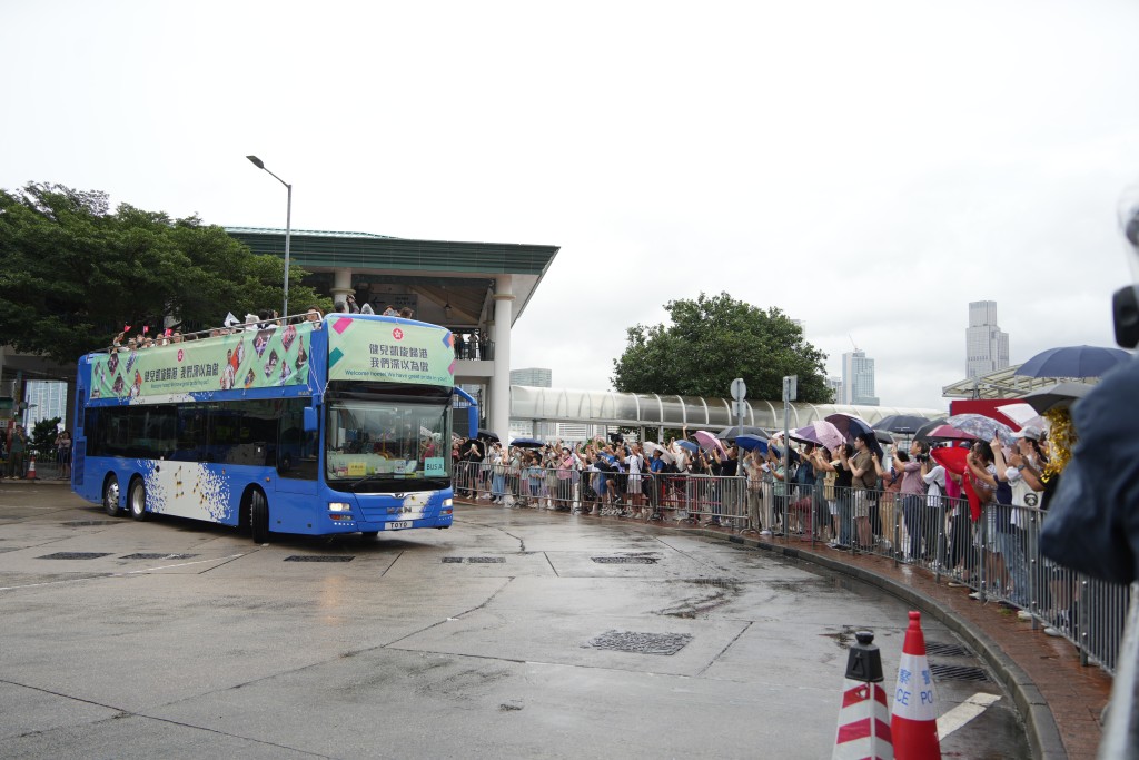 港隊奧運選手巴士巡遊，天星碼頭。吳艷玲攝