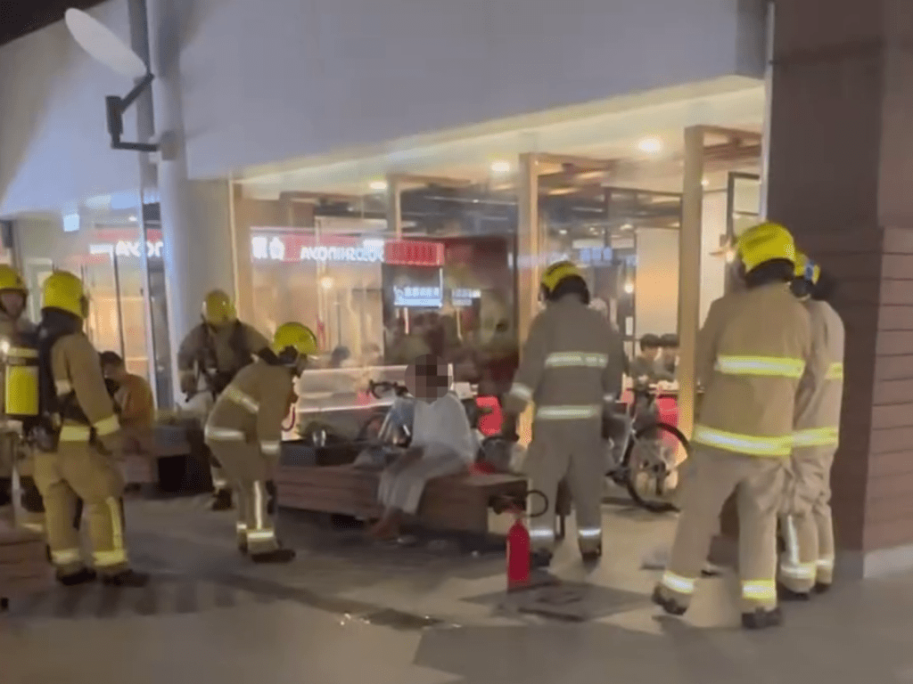 有消防員嘗試與女子溝通。Threads：hkg_crazy.cat90  ​