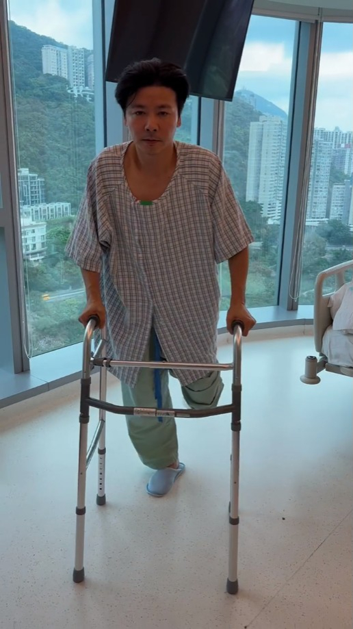 张晋手术后，要靠脚架来走路。