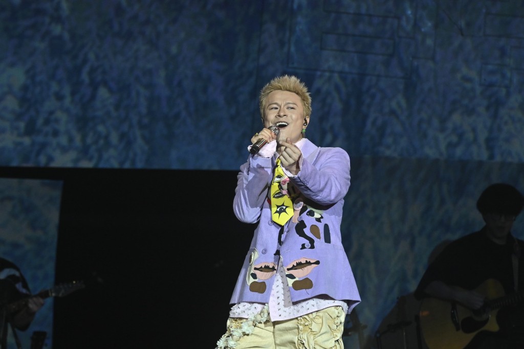 陳健安賣力演唱。 陳健安賣力演唱。