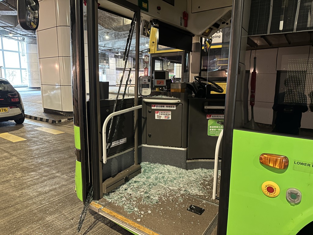 涉事九巴車廂一地玻璃碎。梁國峰攝