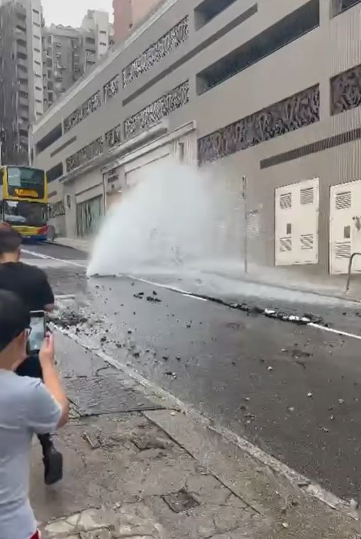 雲景道56號富麗園對開馬路爆水管。fb馬路的事 (即時交通資訊台)影片截圖