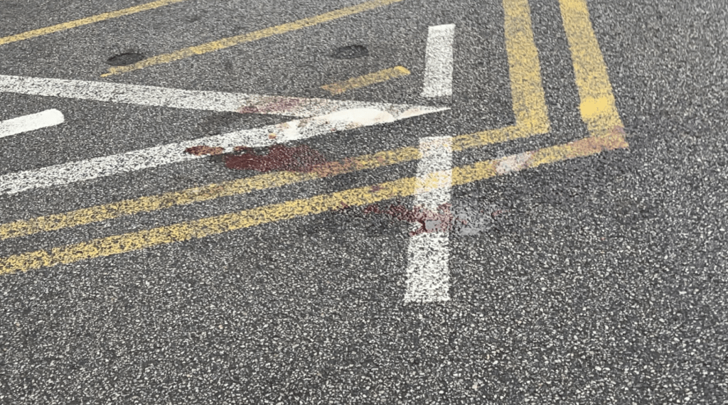 死者墮樓的馬路上,遺下明顯血迹,警方用膠帶圍封現場。蔡楚輝攝 死者墮樓的馬路上,遺下明顯血迹,警方用膠帶圍封現場。蔡楚輝攝