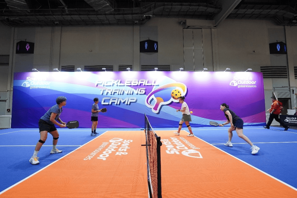 買家可以參與匹克球訓練營，由冠軍級教練指導下試打匹克球。