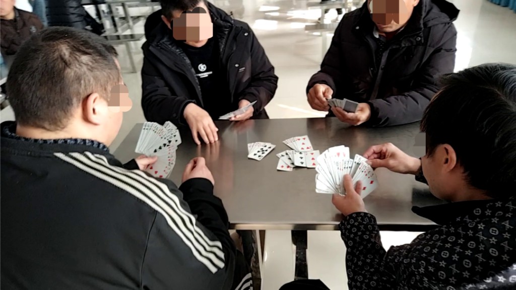 放蛇記者得知有人為戒煙入住精神病院。影片截圖