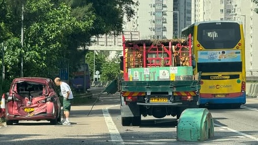 私家車車尾嚴重損毀。fb車cam L(香港群組)Simon Miaofor