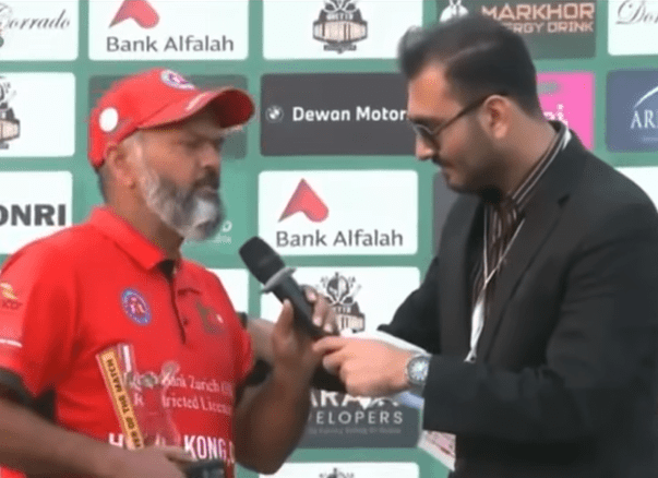 主持人輕拍Moner Dar背脊安慰他。影片截圖 主持人輕拍Moner Dar背脊安慰他。影片截圖