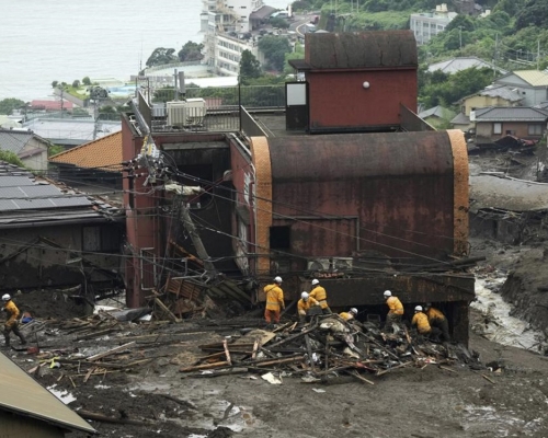 日本靜岡縣熱海市伊豆山地區的山泥傾瀉災難新增3名死者。美聯社圖片