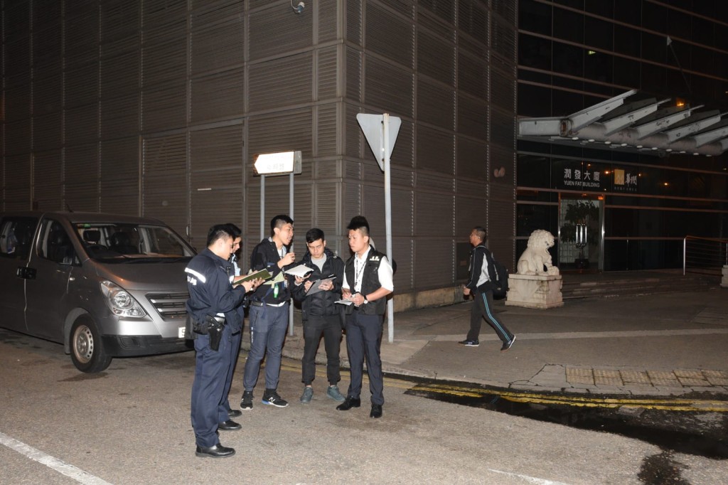 警員於現場調查。