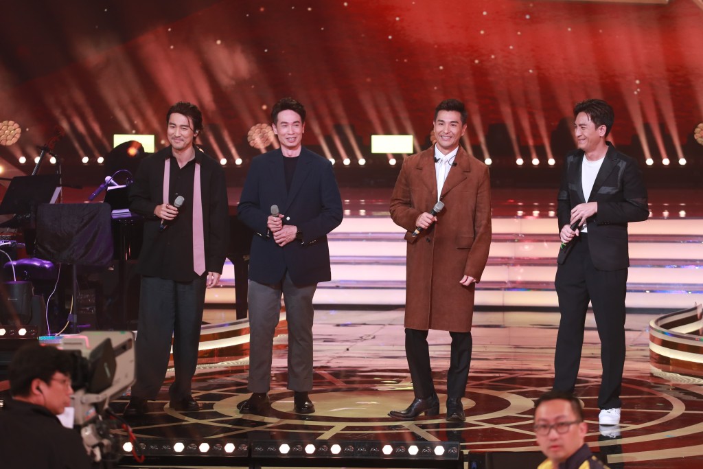 陳豪、陳展鵬、馬國明、譚俊彥一起唱《紅日》。