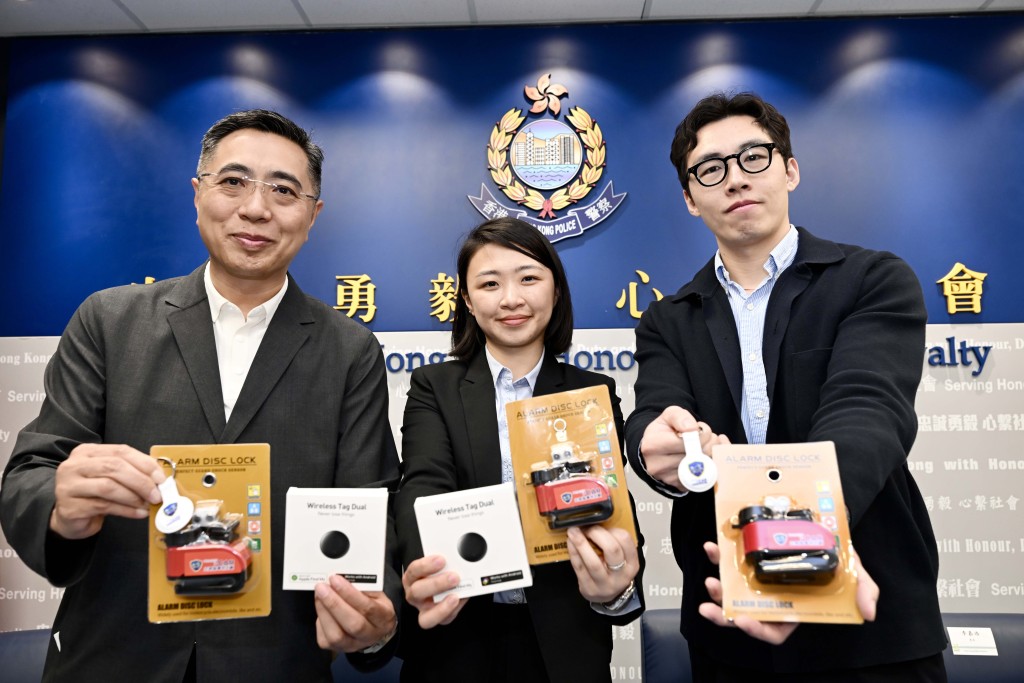 元朗區撲滅罪行委員會主席陳建業、元朗警區刑事調查總督察冼珈瑤及市民李先生(左起)，講述「智車保險包」中防盜鎖及定位裝置的應用。 劉駿軒攝