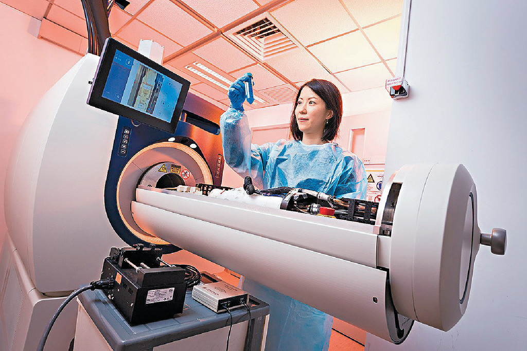 ■陳葦恩博士透過新型磁鐵技術的3T MRI儀器進行研究，新型MRI體積較舊有的細小，而且無需消耗冷凍劑。
