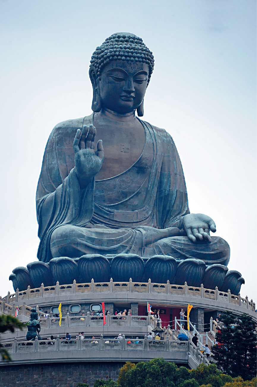 天壇大佛是全球最高的戶外青銅坐佛，坐落於大嶼山木魚峰頂， 由昂坪站步行只需數分鐘。