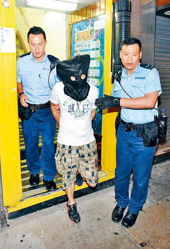 被告卜水強2019年在單位內刺死胞弟，事後遭警員拘捕。