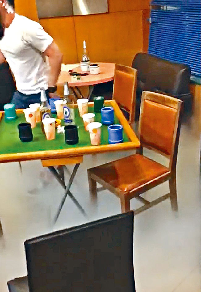 房間枱面放有啤酒及骰盅。