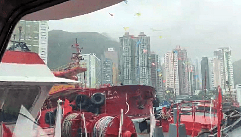 油躉擱淺隨風漂入香港仔西避風塘。網圖