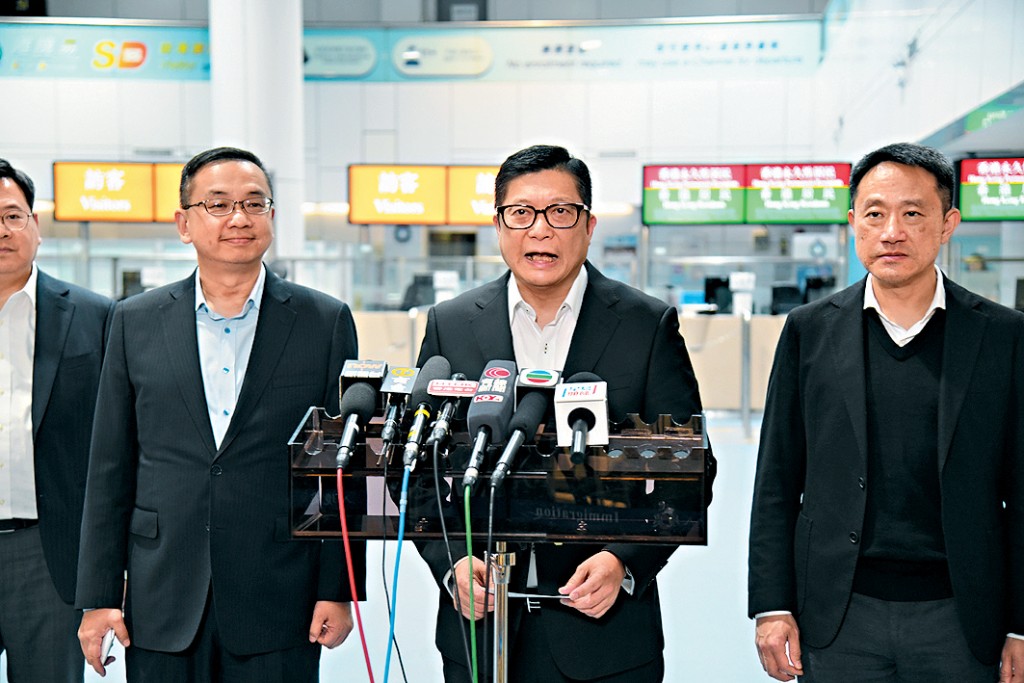 保安局局长邓炳强（中），与海关关长陈子达（右）到罗湖口岸视察过关情况。