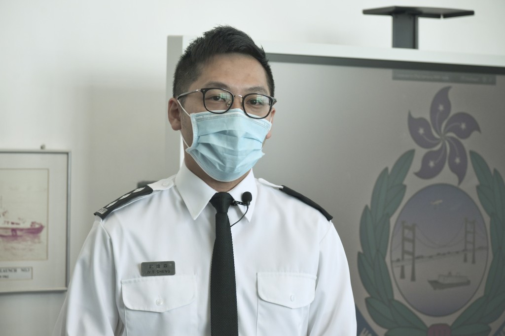 入境處總入境事務主任(港口管制)鄭煒森表示,船隻搜查小組去年因應疫情擴大編制,加強搜查抵港船隻協助抗疫。 梁譽東攝