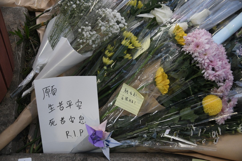 數百名市民今日到場獻花悼念死難者。