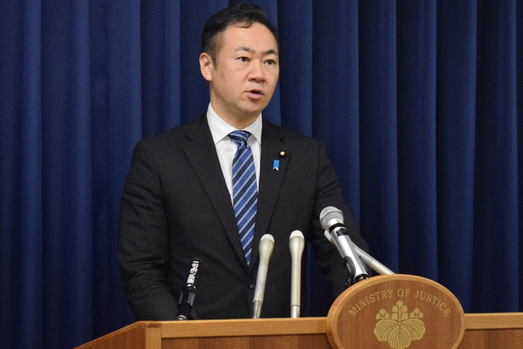 日本隔近3年再執行死刑,法務大臣鈴木馨祐(圖)召開記者會說明。法新社 日本隔近3年再執行死刑,法務大臣鈴木馨祐(圖)召開記者會說明。法新社