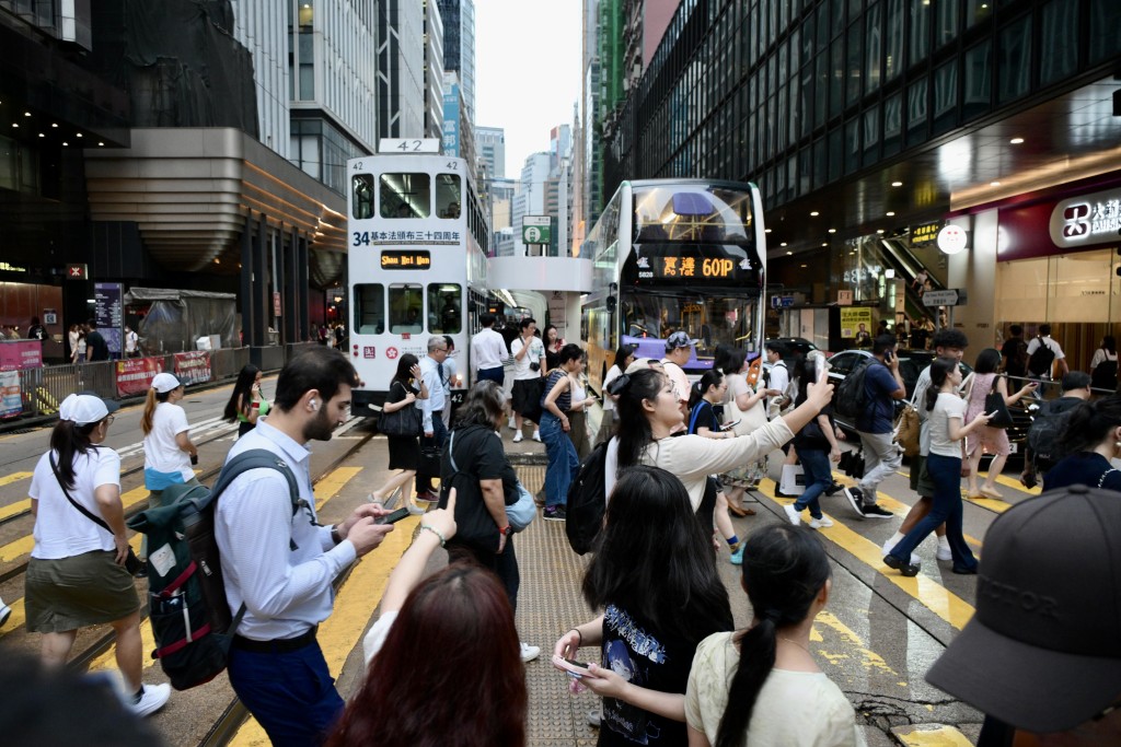 問卷調查將訪問2萬人（約1萬個家庭住戶），並抽選約1,800名完成問卷調查人士進行免費身體檢查。資料圖片