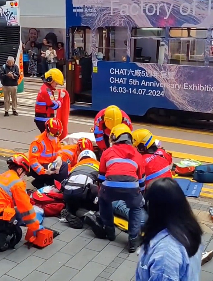 救護員趕至為傷者急救。網上圖片