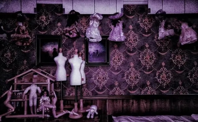 「娃娃房」有多具洋娃娃籨天花板上吊下来。