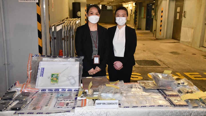 警方在秀茂坪邨拘捕兩名少年,檢獲1.2公斥海洛英。