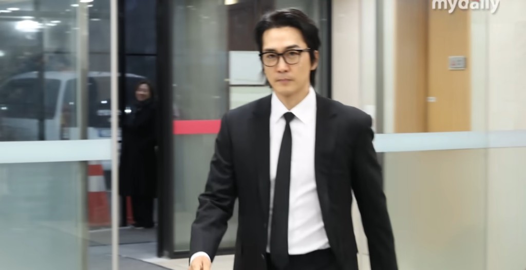 宋承憲戴上黑框眼鏡和黑西裝到場。