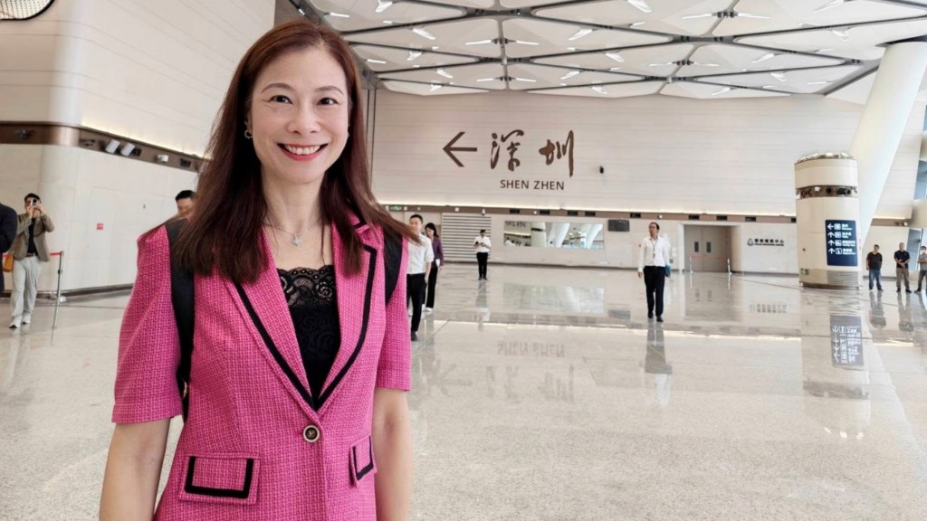 陳曼琪今早隨同多名立法會議一同考察皇崗港方口岸區。陳曼琪fb