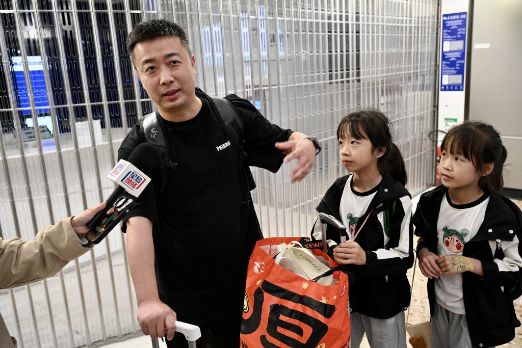 來自四川的郭先生與妻子及兩個女兒來港首次來港。蘇正謙攝 來自四川的郭先生與妻子及兩個女兒來港首次來港。蘇正謙攝