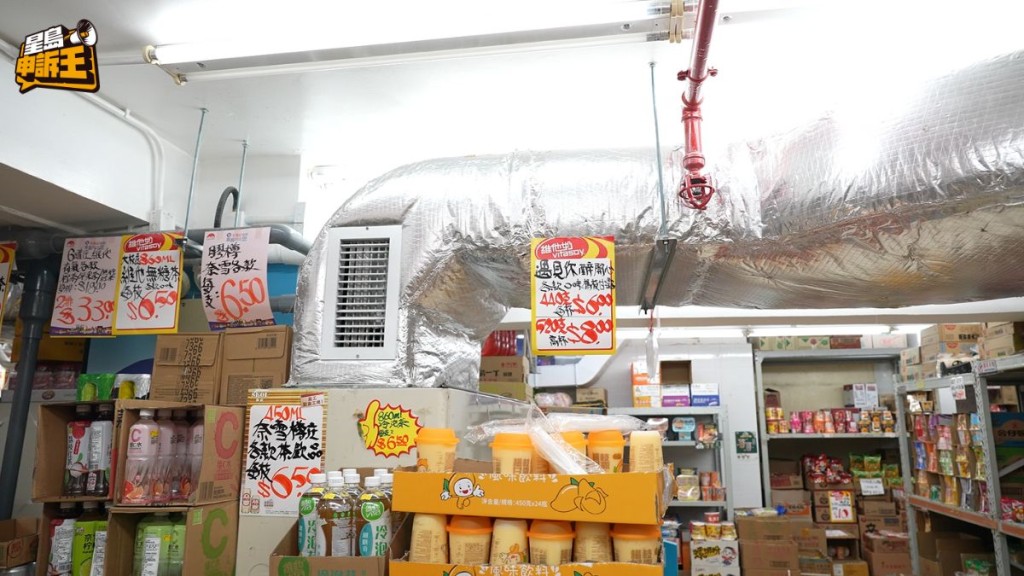 商場內的超市安裝多部外置空調。 商場內的超市安裝多部外置空調。