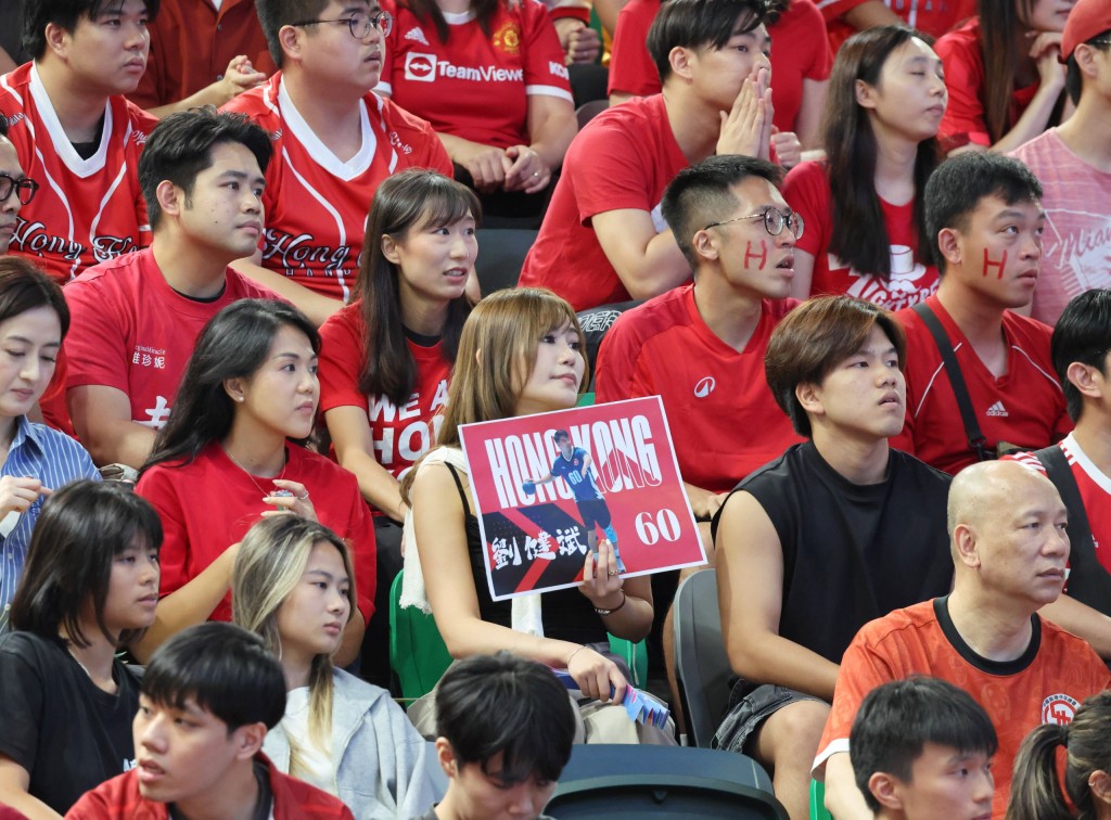 九成九球迷穿著紅色Tee入場支持香港手球隊,亦有女球迷帶備支持道具到場。徐嘉華攝 九成九球迷穿著紅色Tee入場支持香港手球隊,亦有女球迷帶備支持道具到場。徐嘉華攝