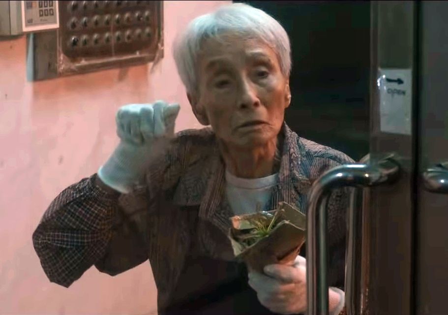 85岁梁爱视Eason为偶像，所以破例出山拍摄，在MV饰演大厦清洁工。