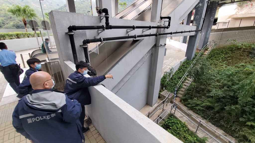 男童倒臥在山坡草叢。林思明攝
