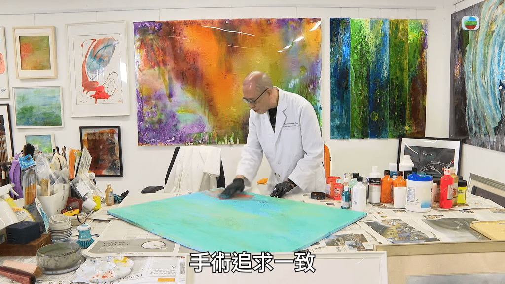 严秉泉离开心外手术室,但继续穿着医生袍,他现在是一个画家。画家多数穿围裙,他索性将医生袍当围裙用,笑言围裙容易弄污衣服。 严秉泉离开心外手术室,但继续穿着医生袍,他现在是一个画家。画家多数穿围裙,他索性将医生袍当围裙用,笑言围裙容易弄污衣服。