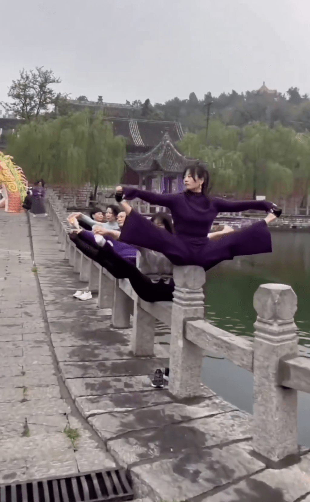 河南大媽「擘髀曬太陽」大玩「攞命瑜伽」。