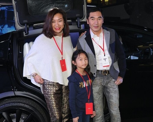 方中信帶埋太太莫可欣和女兒出活動,兼且拎新車。