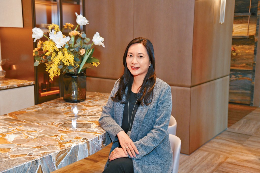 保利置業朱美儀表示，樓市正值緩衝期，待經濟逐步復甦，樓市將跟隨向好，料樓市明年平穩向上。
