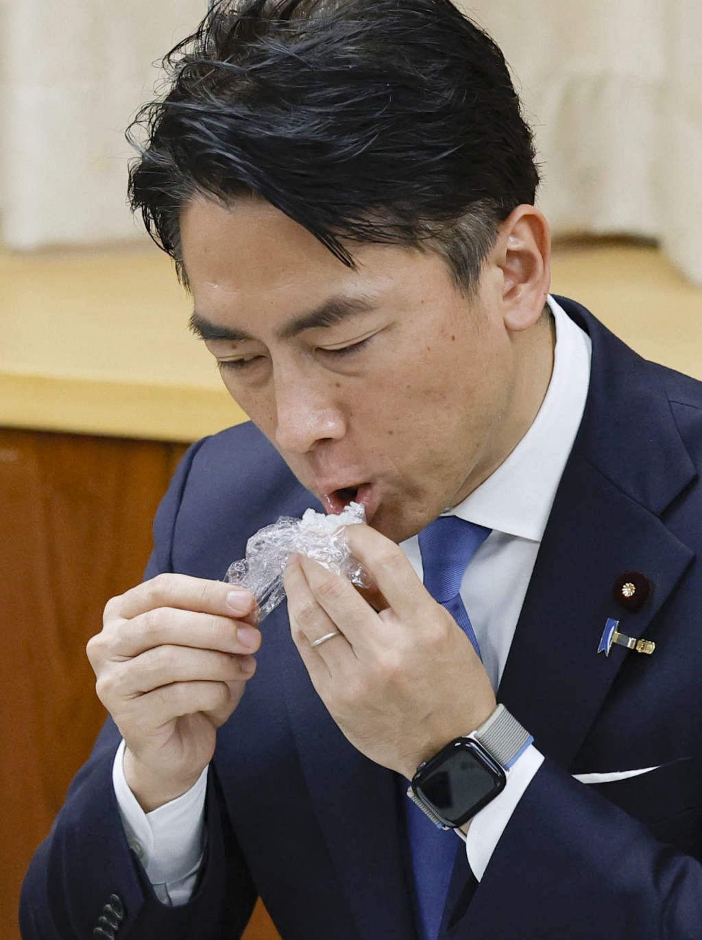 小泉進次郎親自試吃「古古古米」。 路透社 小泉進次郎親自試吃「古古古米」。 路透社