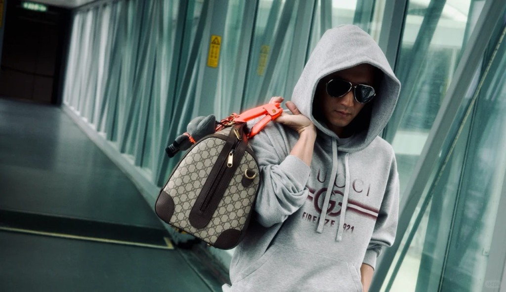 日前，谢霆锋携Gucci Savoy系列旅行包出发去英国出席时网周。