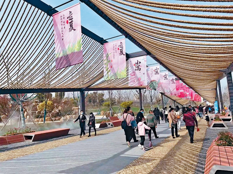 揚州世園會會場廣達二百三十公頃，由一軸、兩脈、五心及八片區構成。