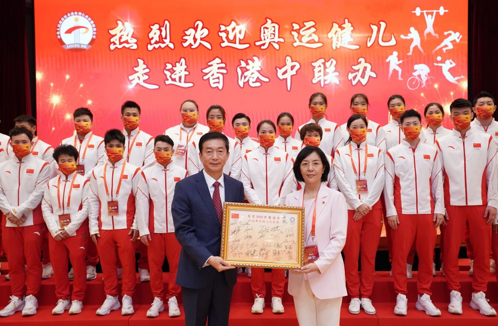 雙方互贈紀念品。新華社圖片