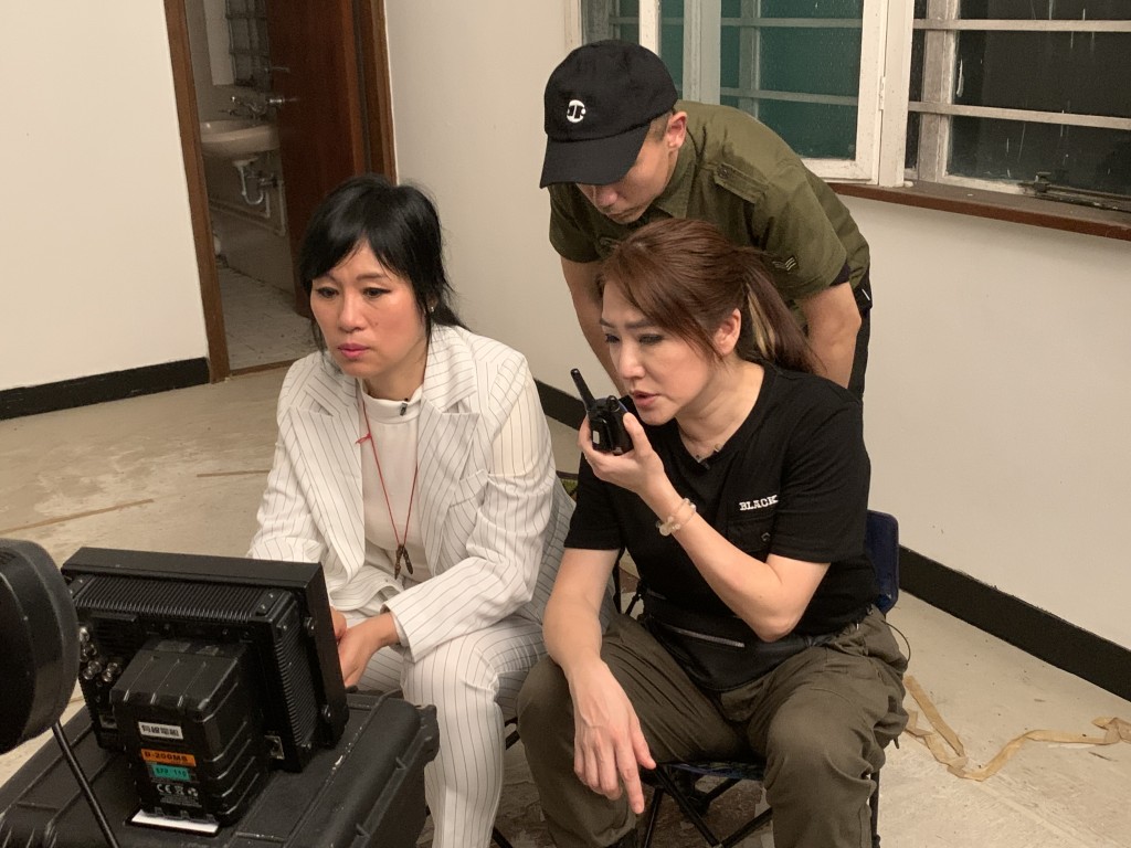 拍攝不時會被靈體騷擾，搞到對講機經常失靈。