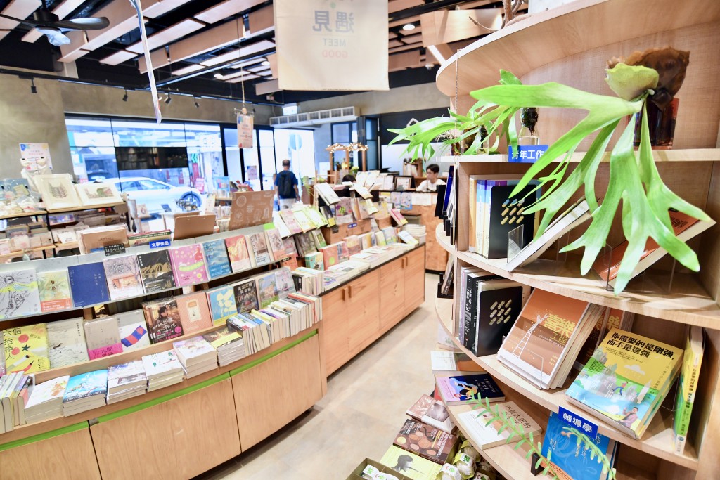 目前該店貨架多為可移動設計，隨時可改裝成分享會、放映會及工作坊場地等。