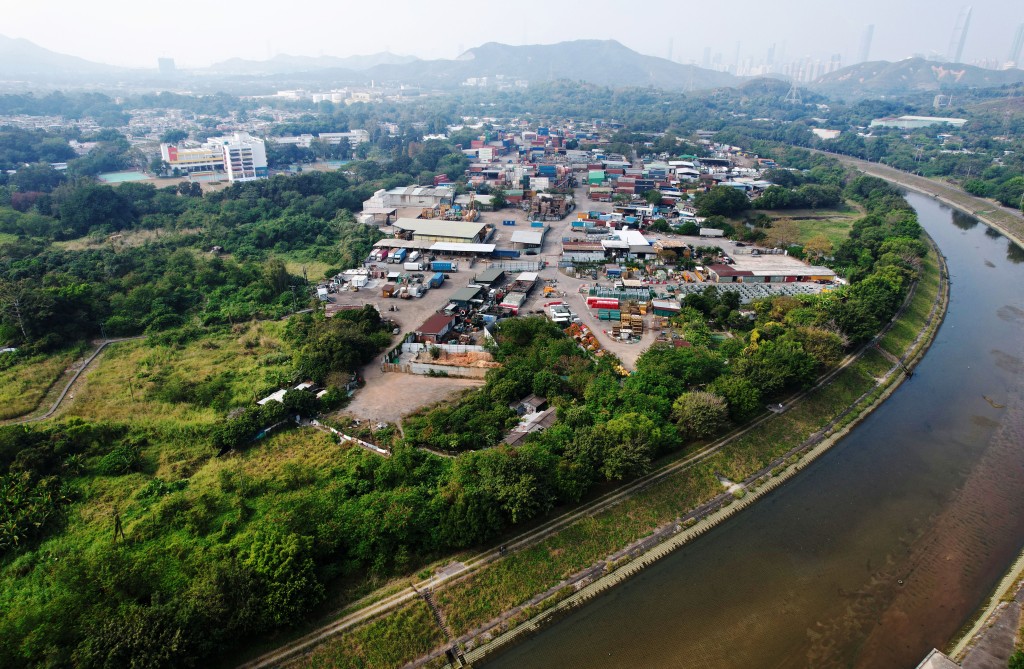 政府正積極探討便利跨境鐵路項目,善用內地方式及能力去建造。資料圖片 政府正積極探討便利跨境鐵路項目,善用內地方式及能力去建造。資料圖片