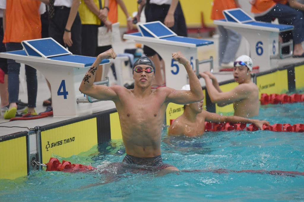 学界D1泳赛，男拔萃泳队在甲组4x50米混合泳接力夺金，卢梓霖兴奋庆祝。 本报记者摄